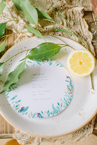Солнечная весенняя свадебная фотосессия в стиле рустик, меню на тарелке