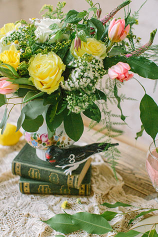 Солнечная весенняя свадебная фотосессия в стиле рустик, птица на книгах