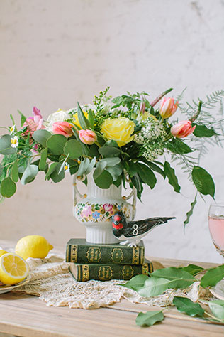 Солнечная весенняя свадебная фотосессия в стиле рустик, птица на книгах