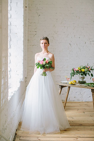 Солнечная весенняя свадебная фотосессия в стиле рустик, образ невесты