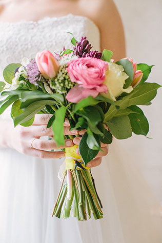 Солнечная весенняя свадебная фотосессия в стиле рустик, букет невесты