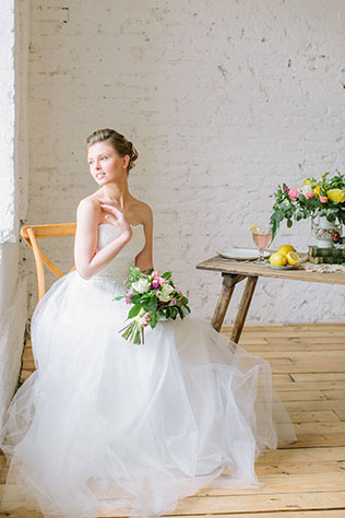 Солнечная весенняя свадебная фотосессия в стиле рустик, образ невесты