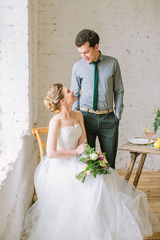 Солнечная весенняя свадебная фотосессия в стиле рустик, жених и невеста