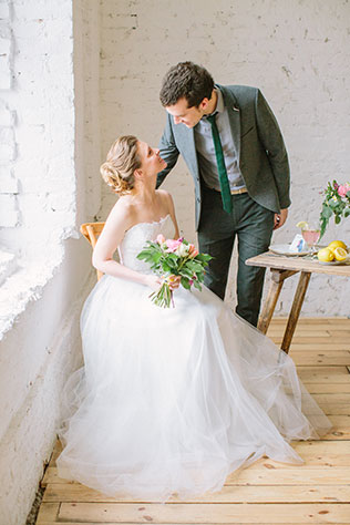 Солнечная весенняя свадебная фотосессия в стиле рустик, жених и невеста