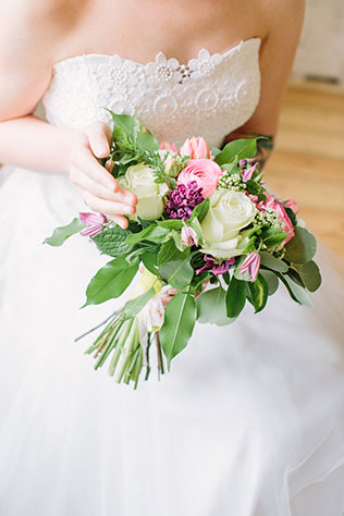 Солнечная весенняя свадебная фотосессия в стиле рустик, букет невесты