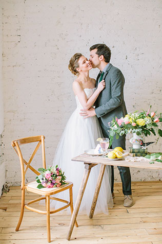 Солнечная весенняя свадебная фотосессия в стиле рустик, жених и невеста