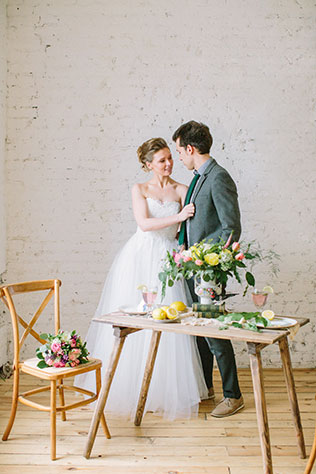 Солнечная весенняя свадебная фотосессия в стиле рустик, жених и невеста