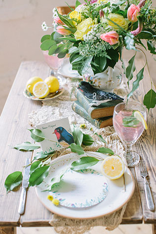 Солнечная весенняя свадебная фотосессия в стиле рустик, сервировка стола