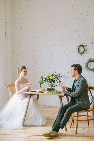 Солнечная весенняя свадебная фотосессия в стиле рустик, жених и невеста за столом