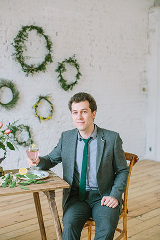 Солнечная весенняя свадебная фотосессия в стиле рустик, жених за столом