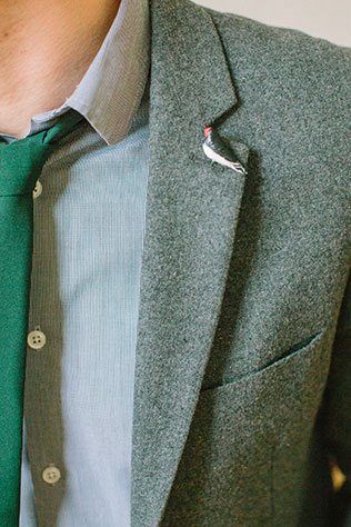 Солнечная весенняя свадебная фотосессия в стиле рустик, украшение пиджака жениха птицой