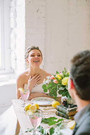 Солнечная весенняя свадебная фотосессия в стиле рустик, невеста за столом