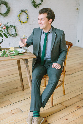 Солнечная весенняя свадебная фотосессия в стиле рустик, жених за столом