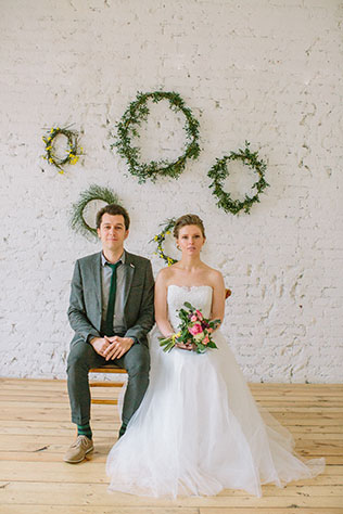 Солнечная весенняя свадебная фотосессия в стиле рустик, жених и невеста