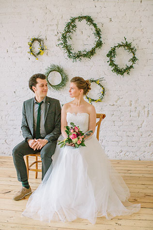 Солнечная весенняя свадебная фотосессия в стиле рустик, жених и невеста