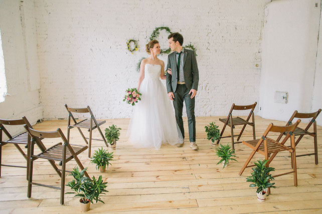 Солнечная весенняя свадебная фотосессия в стиле рустик, жених и невеста