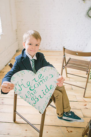 Солнечная весенняя свадебная фотосессия в стиле рустик, мальчик с приветственной надписью