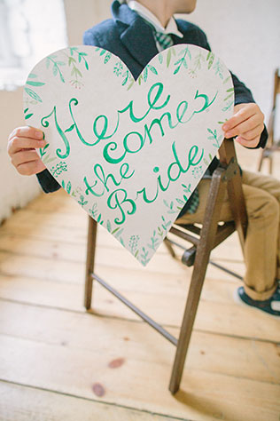 Солнечная весенняя свадебная фотосессия в стиле рустик, мальчик с приветственной надписью