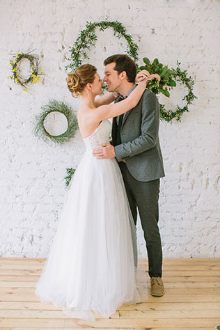 Солнечная весенняя свадебная фотосессия в стиле рустик, жених и невеста