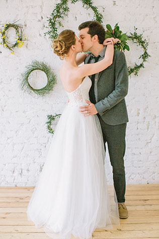 Солнечная весенняя свадебная фотосессия в стиле рустик, жених и невеста