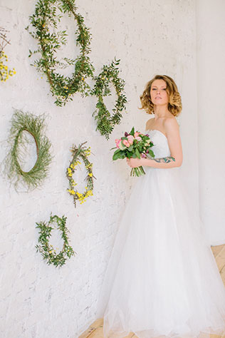 Солнечная весенняя свадебная фотосессия в стиле рустик, невеста с букетом