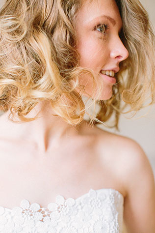 Солнечная весенняя свадебная фотосессия в стиле рустик, прическа невесты