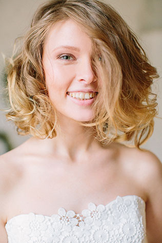 Солнечная весенняя свадебная фотосессия в стиле рустик, макияж невесты