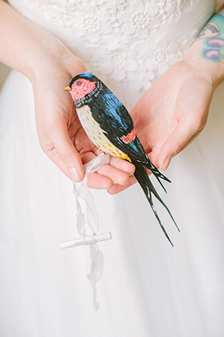 Солнечная весенняя свадебная фотосессия в стиле рустик, птица в руках невесты