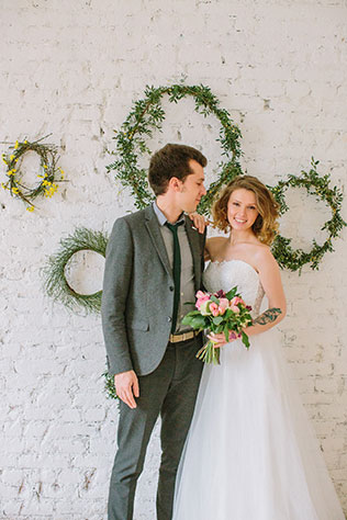 Солнечная весенняя свадебная фотосессия в стиле рустик, жених и невеста