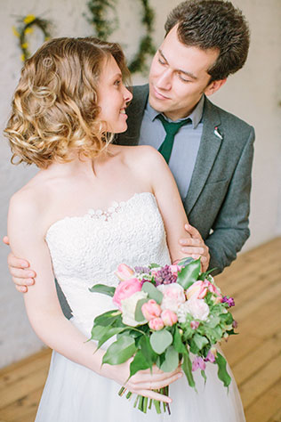 Солнечная весенняя свадебная фотосессия в стиле рустик, жених и невеста