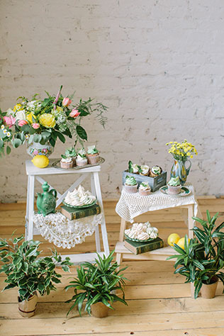 Солнечная весенняя свадебная фотосессия в стиле рустик, этажерка со сладостями