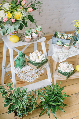 Солнечная весенняя свадебная фотосессия в стиле рустик, этажерка со сладостями