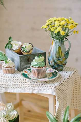 Солнечная весенняя свадебная фотосессия в стиле рустик, кексы