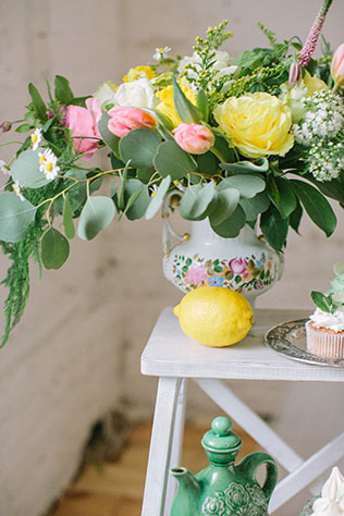 Солнечная весенняя свадебная фотосессия в стиле рустик, флористика