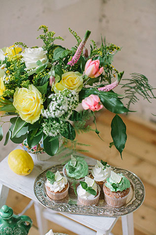 Солнечная весенняя свадебная фотосессия в стиле рустик, кексы