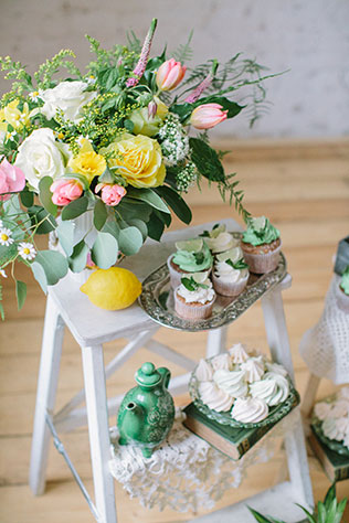 Солнечная весенняя свадебная фотосессия в стиле рустик, этажерка со сладостями
