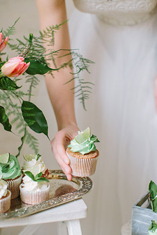 Солнечная весенняя свадебная фотосессия в стиле рустик, пирожное в руках невесты