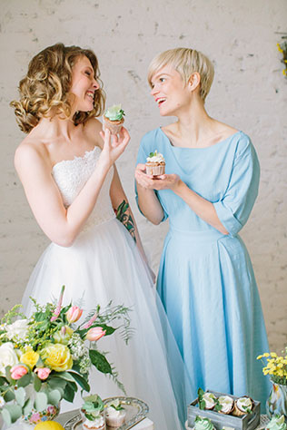 Солнечная весенняя свадебная фотосессия в стиле рустик, невеста с подружкой