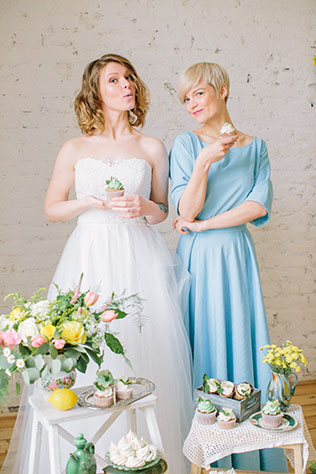 Солнечная весенняя свадебная фотосессия в стиле рустик, невеста с подружкой