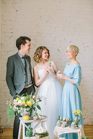 Солнечная весенняя свадебная фотосессия в стиле рустик, подружка невесты с молодоженами
