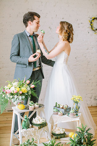 Солнечная весенняя свадебная фотосессия в стиле рустик, жених и невеста