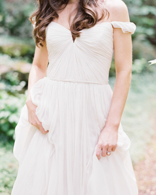 40 элегантных свадебных платьев со спущенными бретелями 