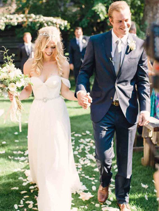 40 элегантных свадебных платьев со спущенными бретелями 