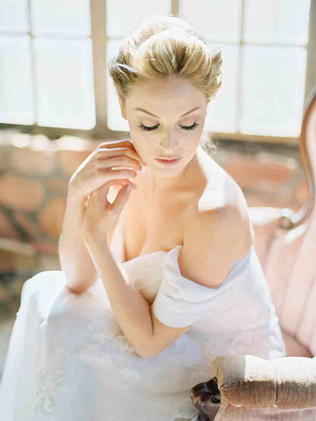 40 элегантных свадебных платьев со спущенными бретелями 