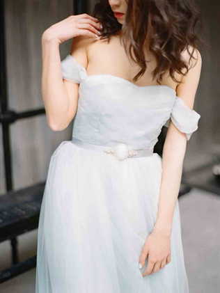 40 элегантных свадебных платьев со спущенными бретелями 