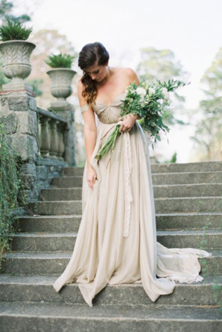 40 элегантных свадебных платьев со спущенными бретелями 