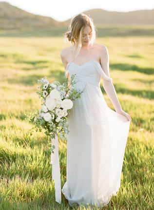 40 элегантных свадебных платьев со спущенными бретелями 