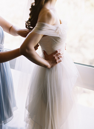 40 элегантных свадебных платьев со спущенными бретелями 