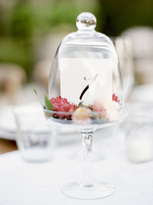 Свадьба в деталях: стеклянный колпак-клош 