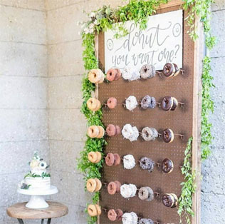 Стена из пончиков: 30 лучших идей для свадьбы 